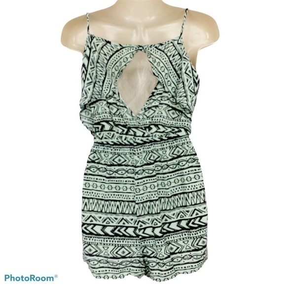 CHARLOTTE Russe Short Romper Size Small - Picture 2 of 9